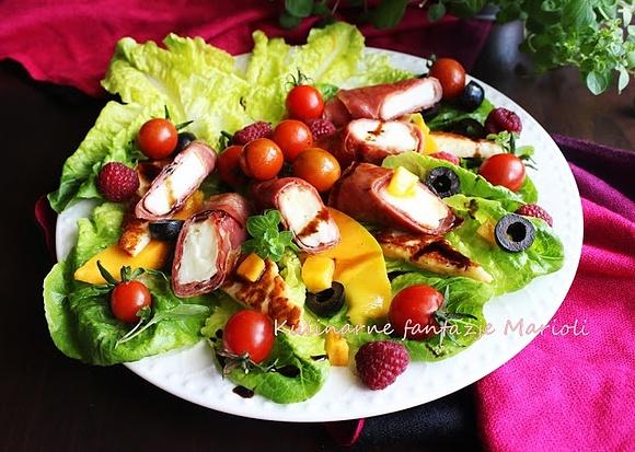 Sałatka z grillowanym serem halloumi i szynką parmeńską