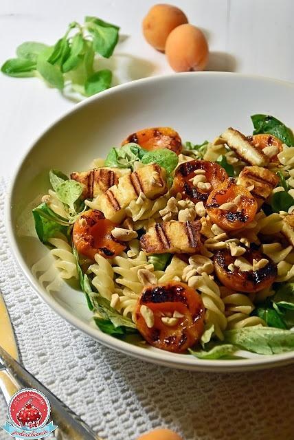 Makaron z grillowanymi morelami i serem halloumi