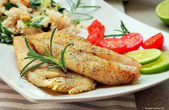 Filety z karmazyna z harissą, ryżem jaśminowym i roszponką