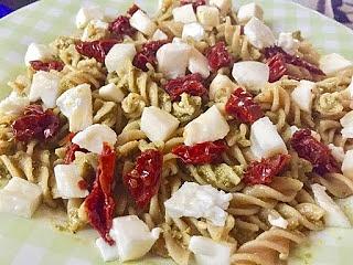 Makaron z pesto, mozzarellą i suszonymi pomidorami