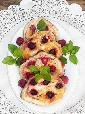 Placuszki drożdżowe z malinami