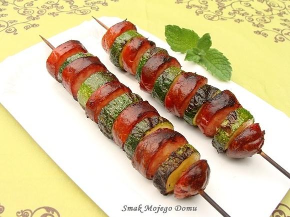 Kiełbasa z cukinią z grilla szaszłyki na urozmaicenie menu