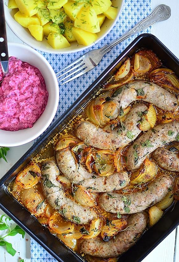 Kiełbasa pieczona z cebulą w sosie