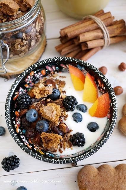 Jogurt naturalny z owocami i piernikową granolą domową