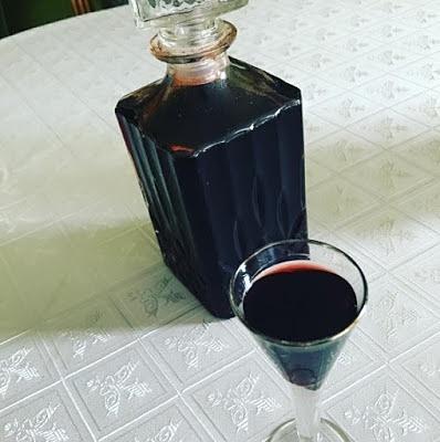 Nalewka z aronii - pyszny i mocny napój na bazie wiśni i aronii