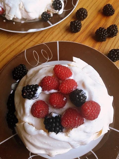 Pavlova z malinami i jeżynami