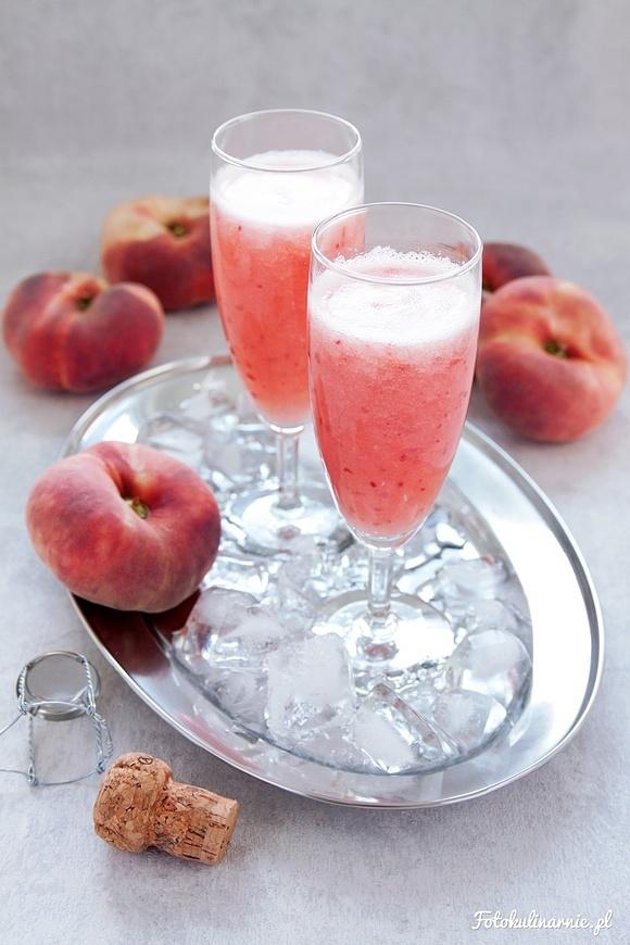 Bellini - włoski koktajl z brzoskwiń i Prosecco