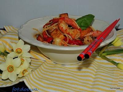 Chow mein w sosie tajskim z bazylią tofu i krewetkami