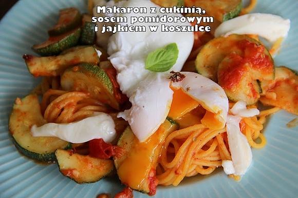 Makaron kukurydziany z cukinią, sosem pomidorowym i jajkiem w koszulce