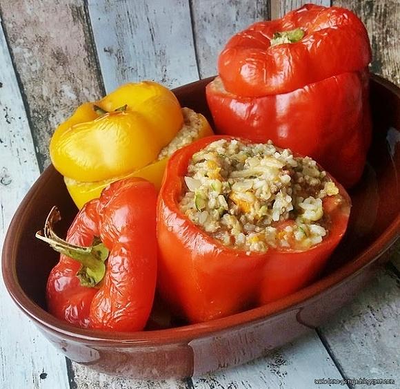 Papryka faszerowana mięsem, ryżem i warzywami