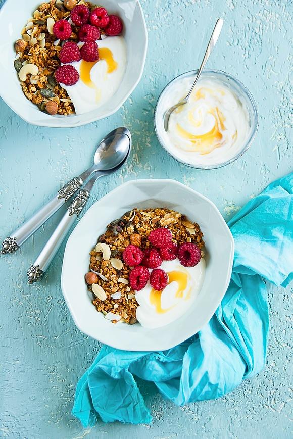 Granola orzechowa z malinami