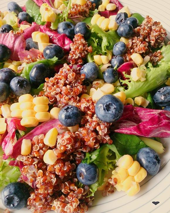 Sałatka z quinoa z jagodami