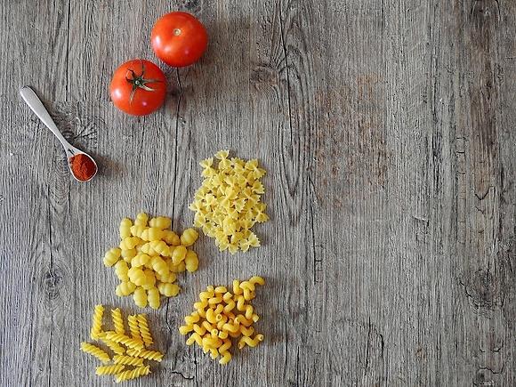 Rodzaje włoskich makaronów: parpadelle, fusilli, rigatoni i fiocchi