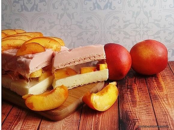 Wafelkowy lekki deser z galaretką i owocami