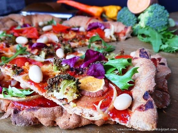 Warzywna pizza na pełnoziarnistym cieście