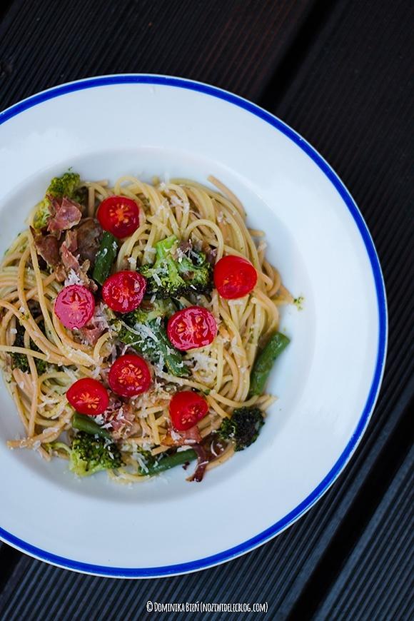 Spaghetti z zielonymi warzywami, pancettą i pesto