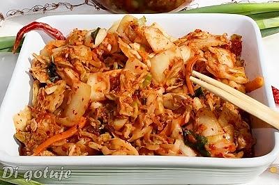 Kimchi - tradycyjna kuchnia koreańska, kiszona kapusta pekińska z warzywami