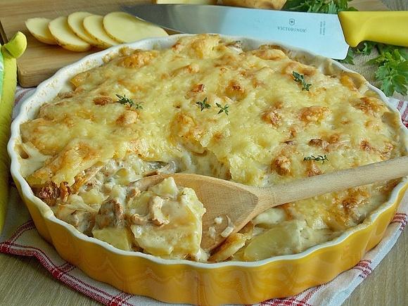 Ziemniaczana zapiekanka z kurkami i serem