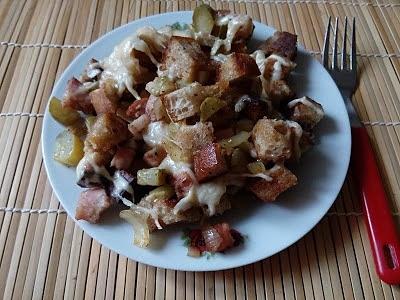 Zapiekanka po gospodarsku z boczkiem i serem