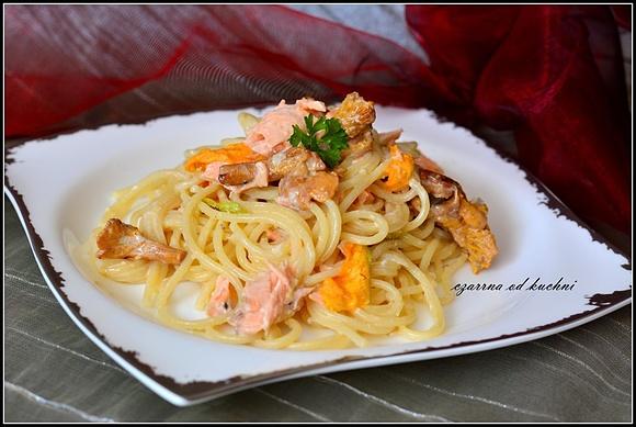 Spaghetti z łososiem i kwiatami cukinii