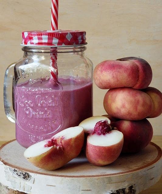 Koktajl quinoa z brzoskwinią i malinami
