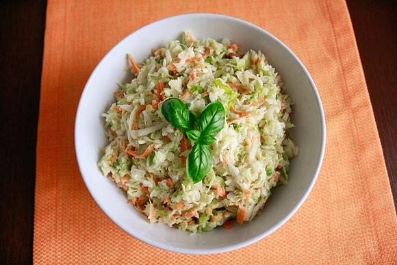 Surówka coleslaw – sprawdzony przepis na sałatkę