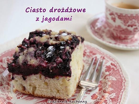 Ciasto drożdżowe z jagodami i kruszonką
