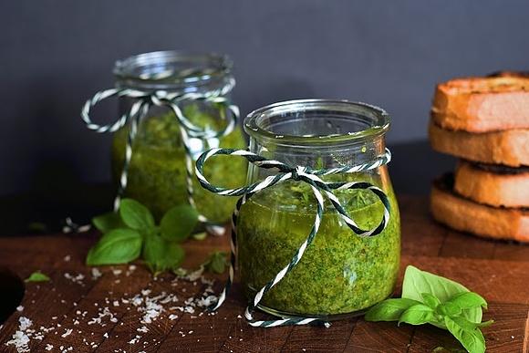 Pesto z bazylii i orzeszków pinii