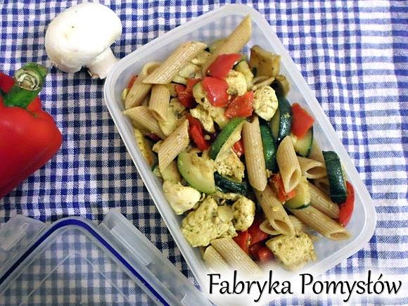 Penne z kurczakiem, warzywami i pesto