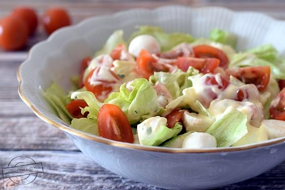 Sałata lodowa z pomidorkami i mozzarellą