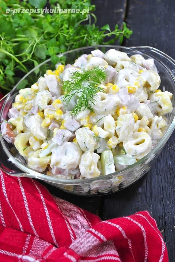 Sałatka z tortellini, ogórkiem i koperkiem w sosie czosnkowym