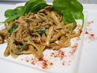 Tagliatelle z kurkami i smażonym boczkiem