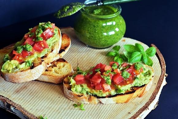 Bruschetta z guacamole, pomidorami i pesto