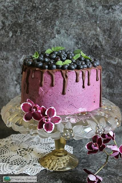 Jagodowo-borówkowy tort zawijany w pionowe pasy