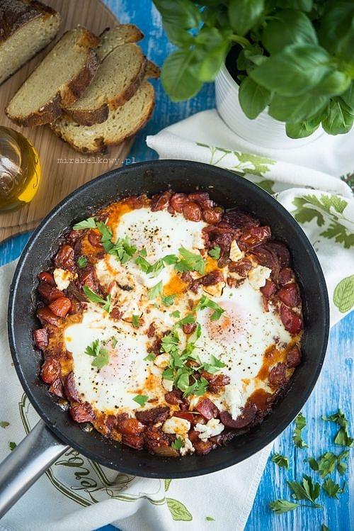 Shakshuka z kiełbasą chorizo