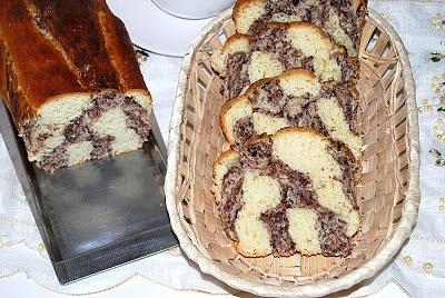 Bułka dwukolorowa z dwoma smakami na śniadanie lub kolację