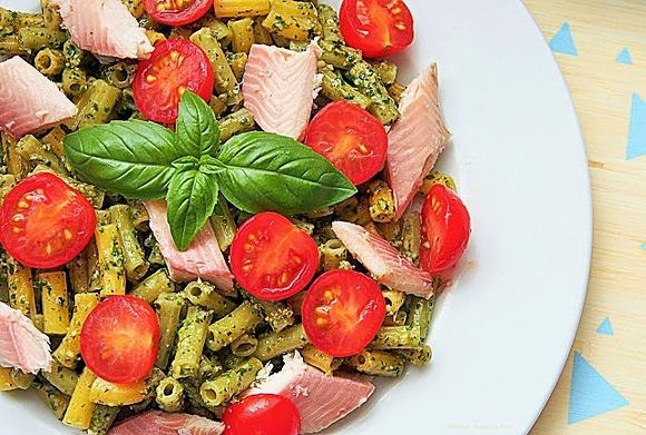 Tubini z pesto alla genovese, wędzonym pstrągiem i pomidorkami cherry