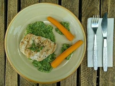 Grillowana pierś z kurczaka z marchewką na puree brokułowym