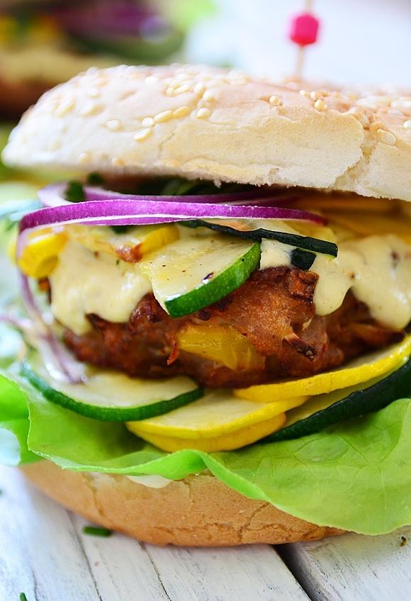 Burgery z mięsa mielonego z papryką i pieczonymi cukiniami