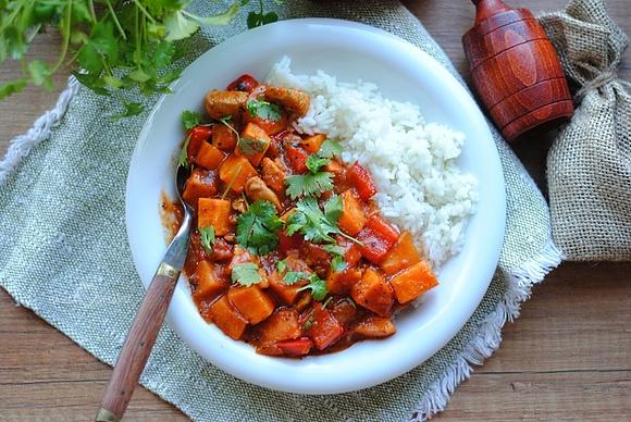Pomidorowe curry z batatami i kurczakiem