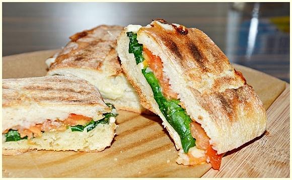 Panini ze szpinakiem, mozzarellą i pomidorem