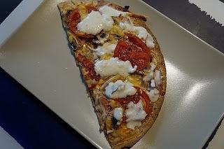 Pizza z szynką na spodzie z tortilli