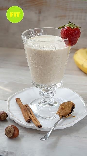 Koktajl bananowy z masłem orzechowym