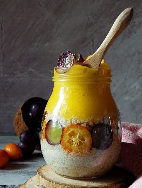 Quinoa na mleku kokosowym z musem mango, kumkwatami i winogronami