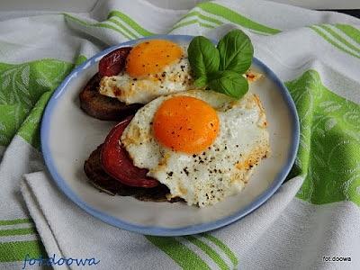 Gorące kanapki z chorizo i jajem