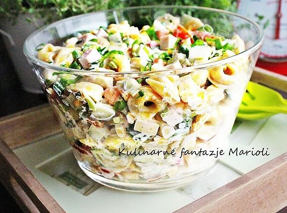 Ekspresowa sałatka z tortellini i warzywami