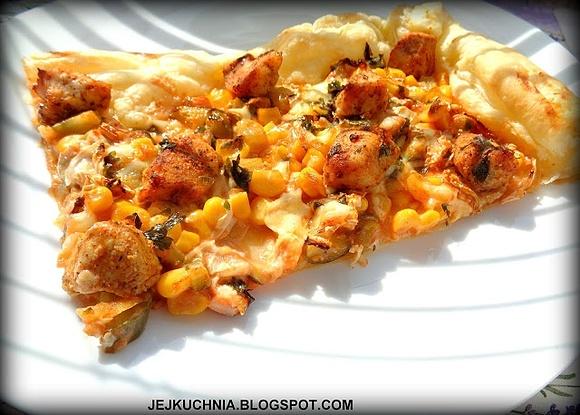 Pizza na cieście francuskim z farszem gyros