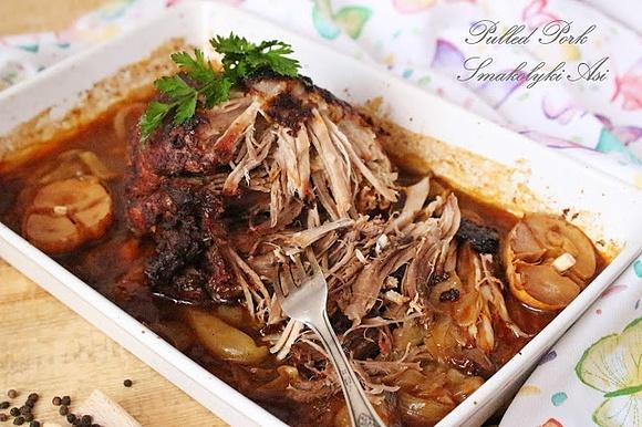 Pulled pork w ciemnym sosie