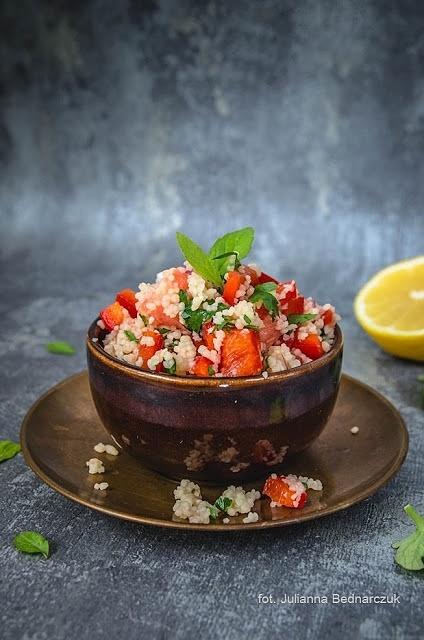 Tabouleh sałatka z bulgurem i pomidorami
