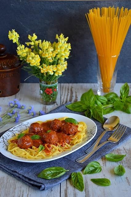 Spaghetti z pulpecikami w sosie pomidorowym